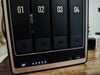 O Ugreen NASync DXP4800 GT possui LEDs de status na parte frontal