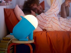 Uma imagem da luminária de mesa IKEA Grejsimojs LED em uma mesa de cabeceira