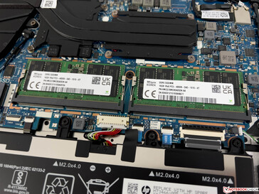 2x slots SO-DIMM sob uma capa