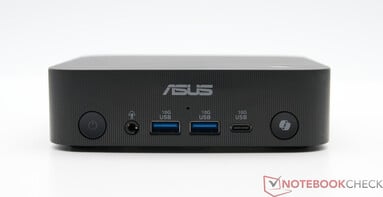 Frente: Botão liga/desliga, áudio combo de 3,5 mm, 2x USB TypeA 10Gbps, USB TypeC 10Gbps, botão Copilot Shortcut