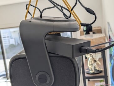 A fonte de alimentação externa pode se tornar um problema se for montada no teto