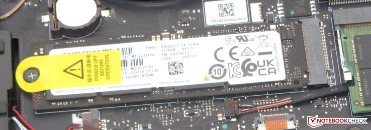 Um SSD PCIe-4 serve como a unidade do sistema.