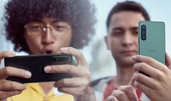 Em comparação com muitos smartphones de bandeira, os modelos Sony Xperia 5 parecem compactos na mão. (Fonte de imagem: Sony (Xperia 5 IV) - editado)
