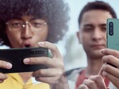 Em comparação com muitos smartphones de bandeira, os modelos Sony Xperia 5 parecem compactos na mão. (Fonte de imagem: Sony (Xperia 5 IV) - editado)