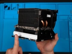 Uma captura de tela do grande dissipador de calor da Steam Machine, localizado acima de suas unidades de E/S e da fonte de alimentação