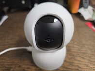 A lente pode ser coberta mecanicamente pelo compartimento.