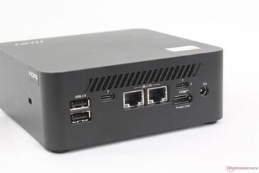 Traseira: 2x USB-A 2.0, USB-C Thunderbolt 4 com DisplayPort 2.1 + Power Delivery (15 W), 2x RJ-45 (2,5 Gbps), USB-C Thunderbolt 4 com DisplayPort 2.1 + Power Delivery (100 W), HDMI 2.1 com MSI Power Link, adaptador CA