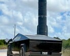 Cybertruck ao lado de um foguete Starship da SpaceX. (Fonte da imagem: NikolaBrussels/X)