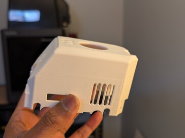 Deformação na borda superior esquerda, o lado da placa de construção.