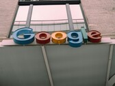 O logotipo do Google exibido em uma fachada de prédio. (Fonte da imagem: Hardeep Singh via Pexels)