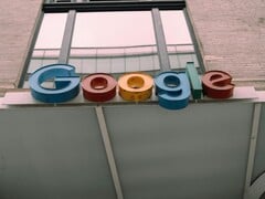 O logotipo do Google exibido em uma fachada de prédio. (Fonte da imagem: Hardeep Singh via Pexels)