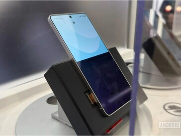 Um telefone Samsung Galaxy com uma versão mais recente do Privacy Display, que bloqueia metade da tela.