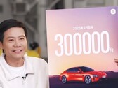 O CEO da Xiaomi com o novo alvo do SU7. (Fonte da imagem: Xiaomi)
