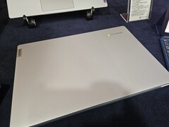 O IdeaPad 3 Slim Chromebook em exposição no MWC em sua segunda coloração Cloud Grayway. (Fonte: Notebookcheck)