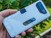 O smartphone 'Ultimate' da ASUS pode receber até 24 GB de RAM desta vez, ROG Phone 7 Ultimate na foto. (Fonte da imagem: Notebookcheck)