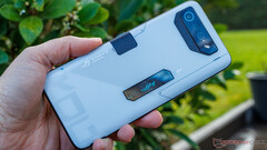 O smartphone &#039;Ultimate&#039; da ASUS pode receber até 24 GB de RAM desta vez, ROG Phone 7 Ultimate na foto. (Fonte da imagem: Notebookcheck)