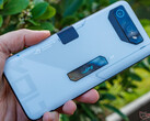 O smartphone 'Ultimate' da ASUS pode receber até 24 GB de RAM desta vez, ROG Phone 7 Ultimate na foto. (Fonte da imagem: Notebookcheck)