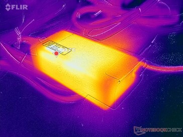 O adaptador CA atinge mais de 44 °C ao operar cargas exigentes