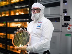 As próximas CPUs Panther Lake da Intel podem ter que ser vendidas com prejuízo devido aos rendimentos da subparte 18A (foto: wafter de semicondutores da Intel; fonte da imagem: Intel)