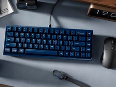 Teclado Keychron Q16 HE TMR em uma mesa com outros periféricos