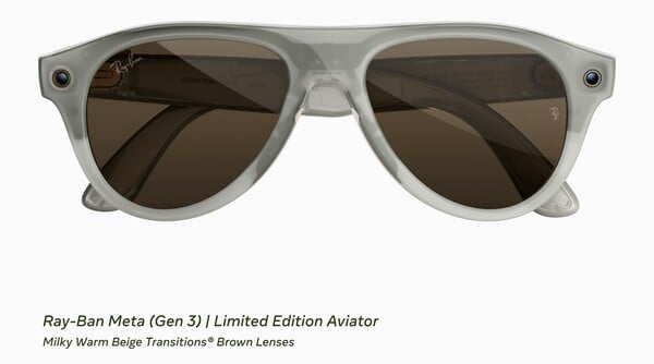 O Ray-Ban Meta (3ª Geração) Aviator Edição Limitada, com armação bege quente leitoso e lentes marrons fotossensíveis.