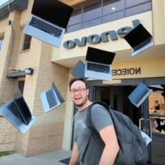 Laptops voando para fora de um prédio por conta própria. Gerado com o Grok (Fonte da imagem: Notebookcheck - Darryl Linington)