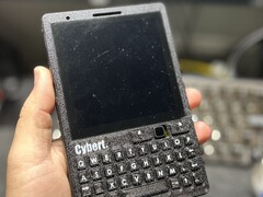 O CyberT se parece com um BlackBerry, mas é alimentado por um Raspberry Pi CM4 (Fonte da imagem: Carbon Computers)