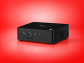 Mini PC iiyama com portas USB frontais, uma porta USB-C, um leitor de cartões SD e ventilação lateral.