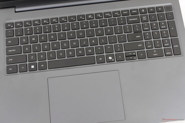 Teclado e resposta semelhantes aos do Dell Pro 7 14, mas com um clickpad maior (13 x 9 cm) e um teclado numérico integrado