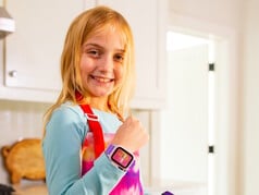 O smartwatch myFirst Fone S4 possui uma tela OLED sempre ativa.