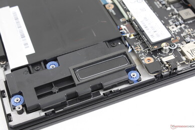 Quatro alto-falantes próximos aos cantos dianteiros e mais dois próximos à parte traseira