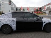 Um protótipo do Tesla Model Y L foi visto perto de Nürburgring, na Alemanha (Fonte da imagem: Carbuzz)