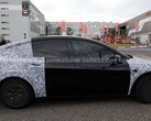Um protótipo do Tesla Model Y L foi visto perto de Nürburgring, na Alemanha (Fonte da imagem: Carbuzz)