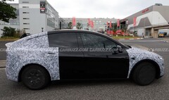 Um protótipo do Tesla Model Y L foi visto perto de Nürburgring, na Alemanha (Fonte da imagem: Carbuzz)