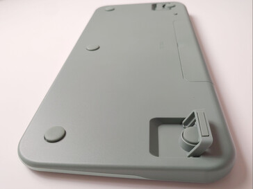 As grandes almofadas de borracha impedem que o teclado deslize. (Fonte da imagem: Notebookcheck.net)