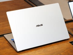 O laptop Wildcat Lake mede 10,4 mm e pesa cerca de 2,82 libras. Na foto: a parte traseira do novo ExpertBook Air.