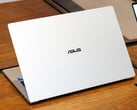 O laptop Wildcat Lake mede 10,4 mm e pesa cerca de 2,82 libras. Na foto: a parte traseira do novo ExpertBook Air.
