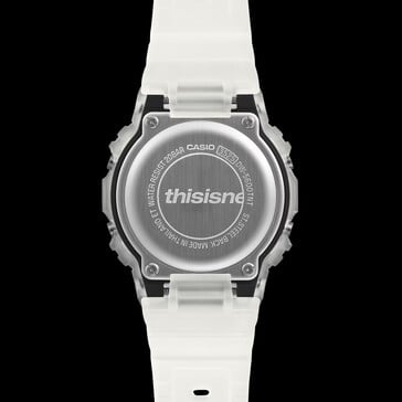 Fundo da caixa gravado do Casio G-Shock DW-5600TNT-7 com a marca “thisisneverthat”.