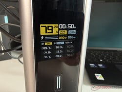 Um visor fornece informações sobre os fluxos de energia