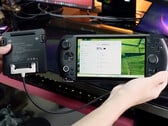 O cabo de extensão de bateria externa para o Win 5 parece estar em um estágio inicial agora. Na foto: o acessório conectado ao handheld para jogos. (Fonte da imagem: GPD)