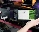 O cabo de extensão de bateria externa para o Win 5 parece estar em um estágio inicial agora. Na foto: o acessório conectado ao handheld para jogos. (Fonte da imagem: GPD)