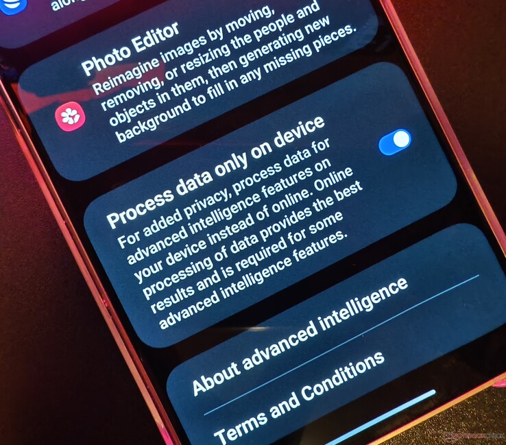 A Samsung está dando aos usuários a opção de limitar os recursos de IA apenas à operação no dispositivo. (Imagem: Notebookcheck)