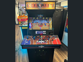 Um gabinete de fliperama Midway NBA Jam na foto (fonte da imagem: r/nostalgia)