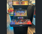 Um gabinete de fliperama Midway NBA Jam na foto (fonte da imagem: r/nostalgia)