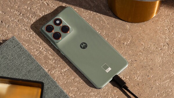 O smartphone Motorola Edge 70 em Pantone Lily Pad.