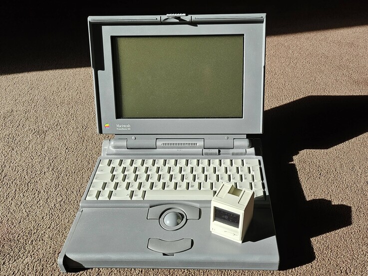 O Pico Mac Nano em comparação de tamanho com um Powerbook 180.