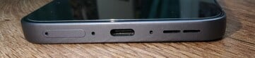 Parte inferior: Slot SIM, microfone, porta USB-C, microfone, alto-falantes