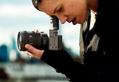 A Sony FX2 possui um visor eletrônico (Fonte da imagem: Sony)