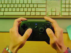 O Steam Controller será lançado em 4 de maio de 2026. Na foto: uma foto promocional do controle sendo segurado.