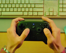 O Steam Controller será lançado em 4 de maio de 2026. Na foto: uma foto promocional do controle sendo segurado.